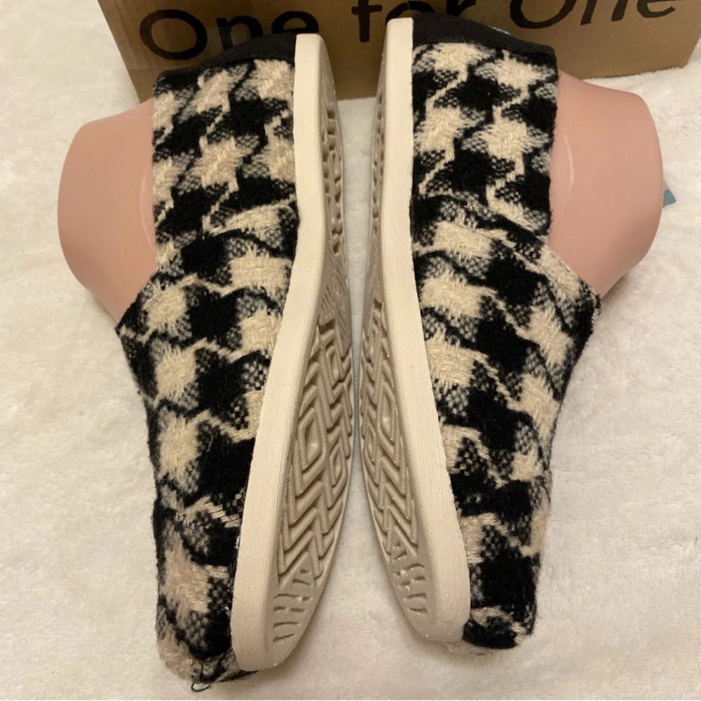 Toms Black and Cream XL Houndstooth Flats - Picture 6 of 12